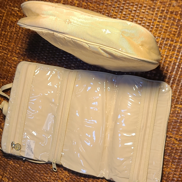 2 piece Oscar de la Renta cosmetic bags - Picture 8 of 9